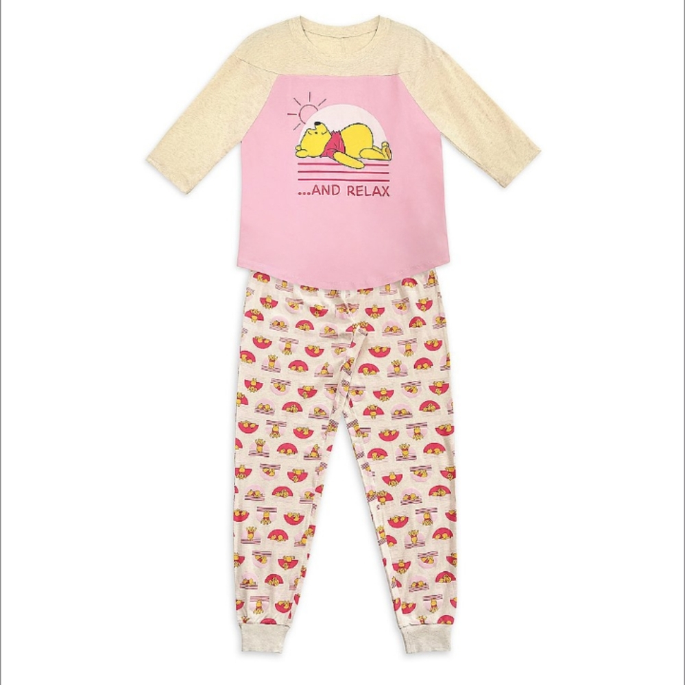Snuggle up in classic Disney style with this adorable Winnie the Pooh sleep set!